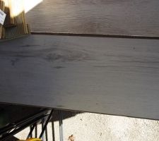 Le parquet pour tout l étage, on ne le voit pas bien avec le reflet du soleil, il est blanc céruse  gris