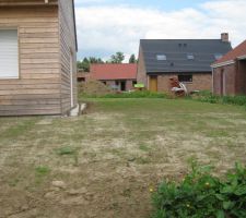 Chemin en gravier autour de la maison