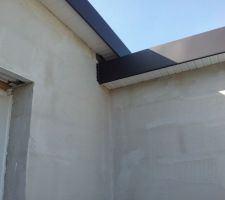 Une bande alu a été mise en place sur le mur situé au dessus du garage (à peine visible sur la photo)