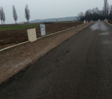 Le terrain apr&egrave;s l'assainissement et les routes provisoires.