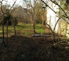 Photo prise de l'allée, ce sera le jardin devant la maison