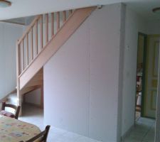 Mise en place cloison sous l'escalier. Du coup le placard de la chambre s'agrandit.