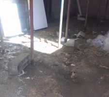 L'etat du vide sanitaire apres la dalle (pleiiin d'eau :) )