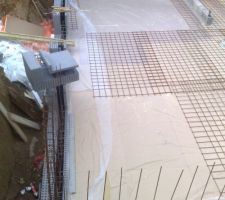 Photo pour apprécier la hauteur des blocs ( ici un bloc d angle posé sur la gauche)  de 60 cm