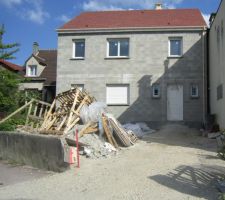 Les grilles de protection des châssis ont été posées...ainsi que la serrure de la porte du garage.