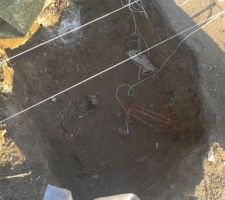 Trou pour accueillir les futurs piliers du mur entre la rue et la maison