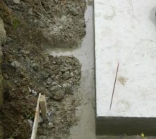 L'enduit sika fondation est fait. Nous avons pompé l'eau au maximum mais ça ruisselle de partout.