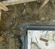 Le platon est fixé, nous avons préparé une cuvette sur du béton pour faciliter le drainage.