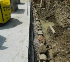 Ca y est en 4 jours pose des grosses pierres des champs tout autour, du drain agricole et du géotextile. Puis le gravier pour finir !