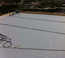 Etanchéité PVC couleur gris. Ca devait être de l'EPDM, mais pour le confort d'été, il faut une toiture claire.