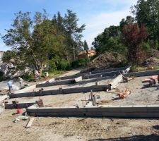 Les 2 rangs de parpaings du vide sanitaire.