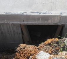 Ouverture pour le vide sanitaire..pour le moment elle est au mauvaise endroit le chef de chantier doit rectifier le tir....