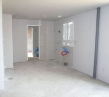Vue de la cuisine depuis la salle à manger