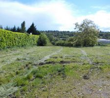 Le terrain vue de la rue principale.