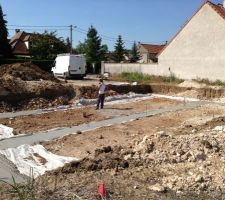 Le ma&ccedil;on entrain de r&eacute;clamer une toupie de b&eacute;ton suppl&eacute;mentaire.