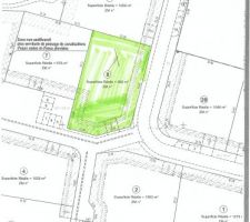Terrain dans le lotissement. Le Nord est en haut, le Sud en bas, etc...