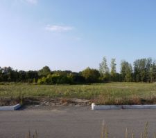 Photo de l'entr&eacute;e sur le terrain.