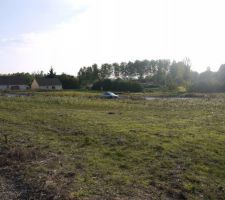 Photo de l'ensemble du terrain, prise au niveau de la balise situ&eacute;e &agrave; l'angle Nord/Est du terrain.