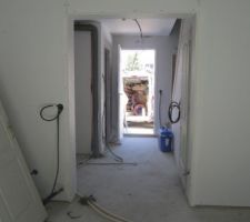 Vue de l'entrée depuis la partie salle à manger.