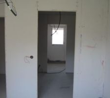 Vue de la chambre parentale, du dressing et de la salle de bain en arrière-plan.