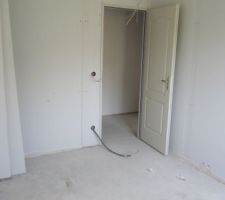 Vue de la chambre 2 dans laquelle passe le conduit de fumée.