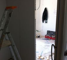 Suite parentale vue sur un bout du dressing et l'acces chambre