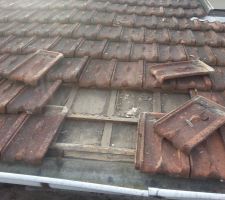 On peut voir ici les planches de support, épaisseur 35 - 40 mm. Ces planches reposent sur les pannes, elles sont jointées avec des petits "liteaux". Il n'y a pas de chevrons en dessous. Seules les planches soutiennent.