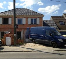 Facade avec menuiserie ... Et indicateur de vitesse en plus du poteau electrique !!!