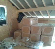 La fibre de bois à poser entre les chevrons.