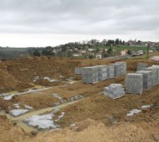 C'est pas des fondations, c'est des rigoles de piscine...:-)