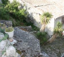 Les escaliers pour passer du bas de la maison au jardin combles partiellement am&eacute;nag&eacute;s