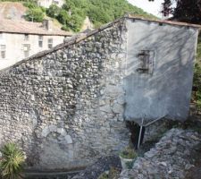 Une des facades, celle qui donne sur les escaliers