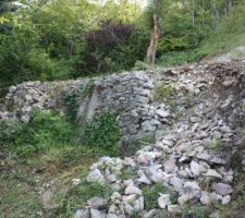 Mur en pierre s&egrave;che &eacute;croul&eacute;, comment le remonter en le consolidant?