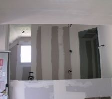 Le demi niveau vu du salon avec à droite la porte de la suite parentale
