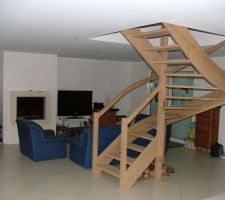 Nous avons recu notre escalier 
livré et posé le 24 decembre 2009 veille du jour de noel un superbe cadeau que nous a fait le menuisier merci a lui