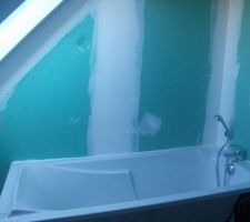 Encore ma baignoire lol, mais en ayant viré le tablier en contreplaqué qu'ils mettent avec (nous allons faire un tablier de soutien, en siporex)