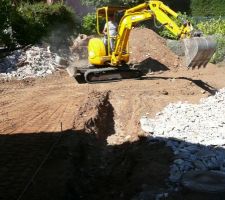 Terrassement, fouille, arrachement de souche en mois de 9h!!!(avec une petite sortie de chenille en fin de travaux)