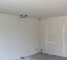 Conduit de cheminée dans le salon