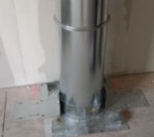 Conduit de cheminée qui passe dans notre chambre