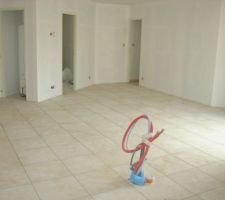 Pi&egrave;ce &agrave; vivre cot&eacute; acc&egrave;s bureau et chambres