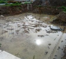 La fosse pour la pompe de relevage des eaux pluviales est posée