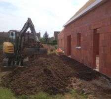 Un petit coup de terrassement pour finir la journ&eacute;e !