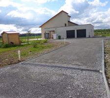 Chemin en attente de la pose des 380m2 de macadam