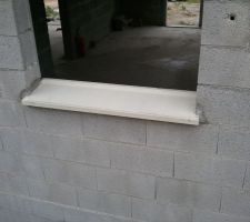 Tablette de fenêtre en fibre, ici celle de la cuisine