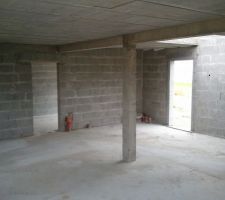 Photo prise du coin salon, vu sur la porte d'entrée, cuisine et accès garage