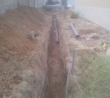 Tranchée pour évacuation des eaux pluviales dans un regard
