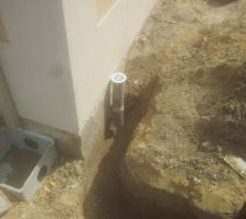 Reprise d'un l'aérateur et réalisation d'un drain suite à une inondation dans le sous-sol, début de pose du regard en bas de gouttière