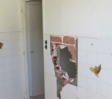 1er WE on &eacute;taient forc&eacute;ment &agrave; bloc : apr&egrave;s avoir d&eacute;mont&eacute; toutes les prises et interrupteurs ainsi que les radiateurs dans toute la maison, on a cass&eacute; la cloison entre la cuisine et l'escalier