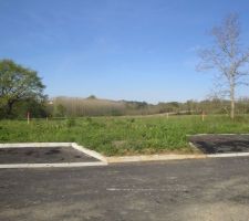 Les 4 piquets correspondent &agrave; la maison de notre ancien constructeur... il y a une diff&eacute;rence de   1m20 sur la fa&ccedil;ade avant/arri&egrave;re