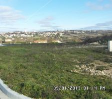 Notre terrain. On a une belle vue sur Angoulême.